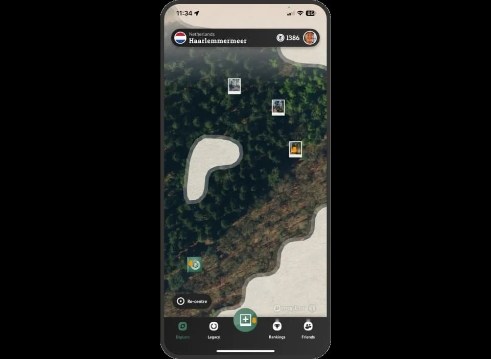De kaart van de app met polaroid-Mementos op de plekken waar ze zijn gemaakt